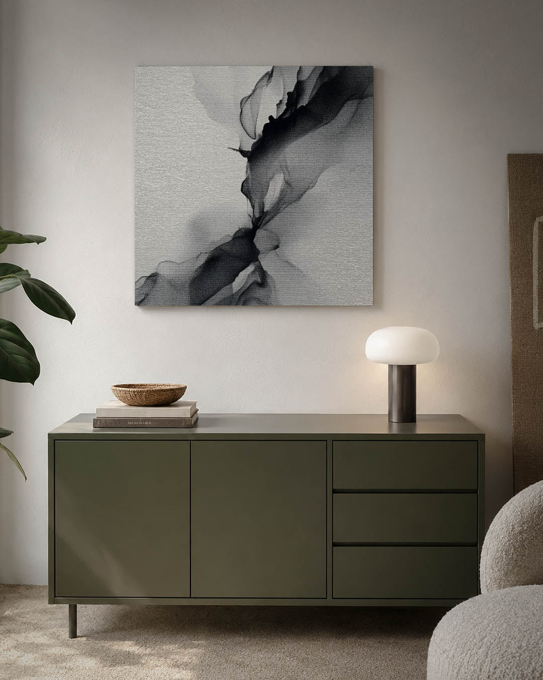 Vloeiende lijnen kunstwerk – detailweergave – dit kunstwerk toont vloeiende, donkere lijnen die zich sierlijk over een lichte