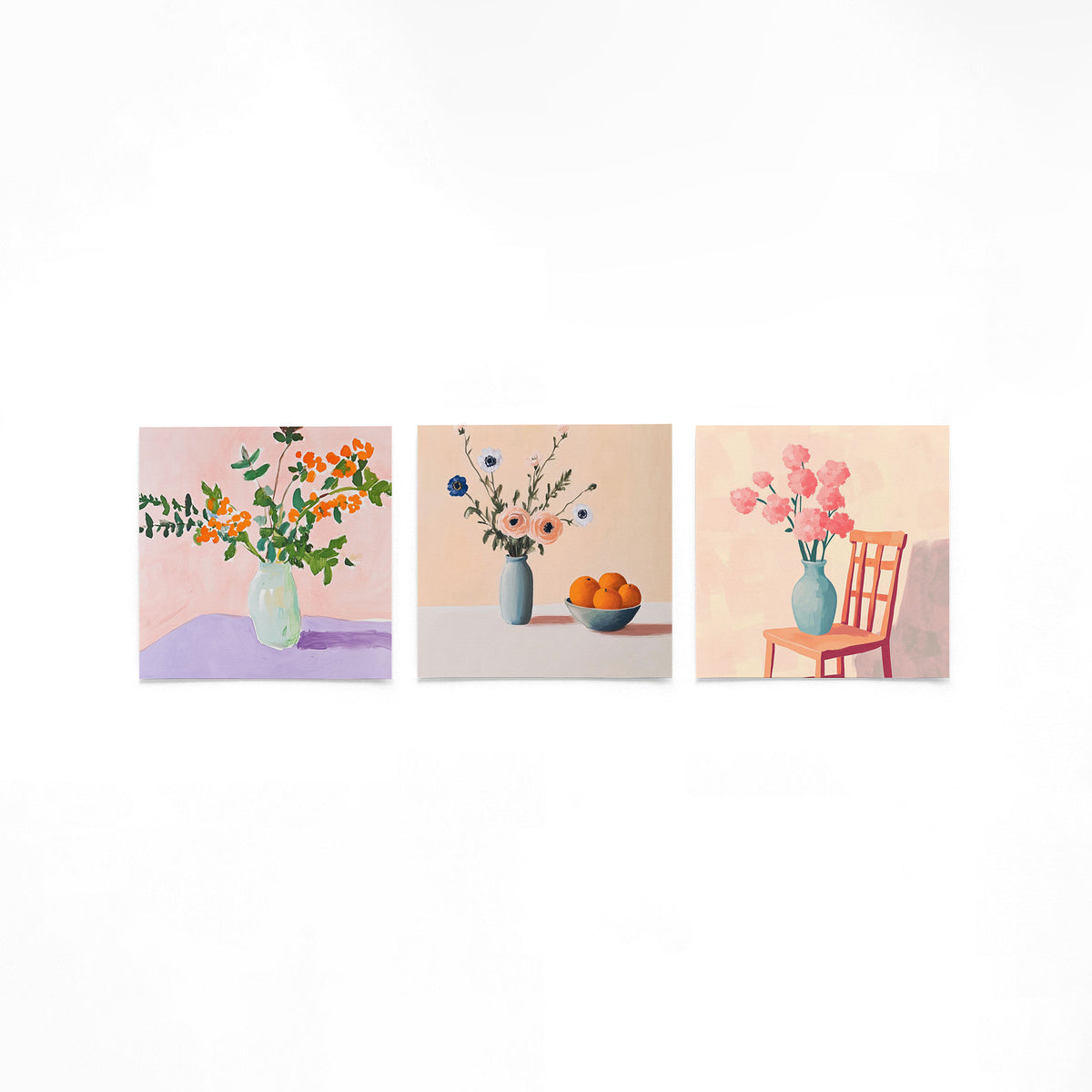 Drie vierkante posters met bloemen in vazen op een gebroken witte achtergrond