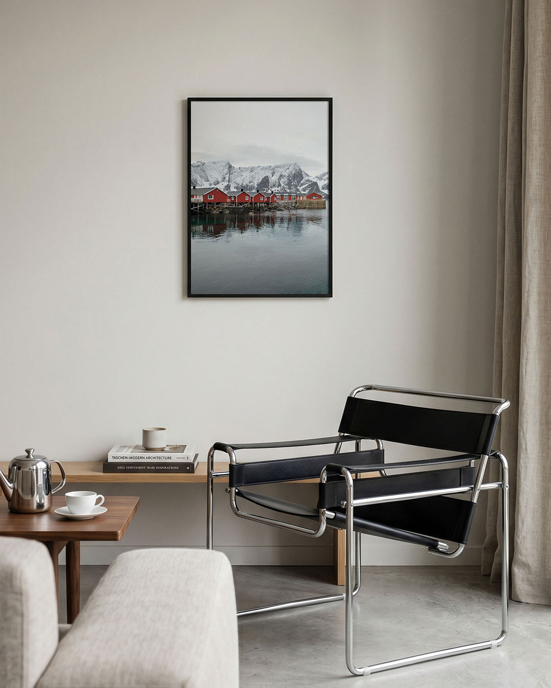 Rode huisjes bergen poster – tweede productweergave – deze poster toont rode huisjes op palen aan het water met besneeuwde