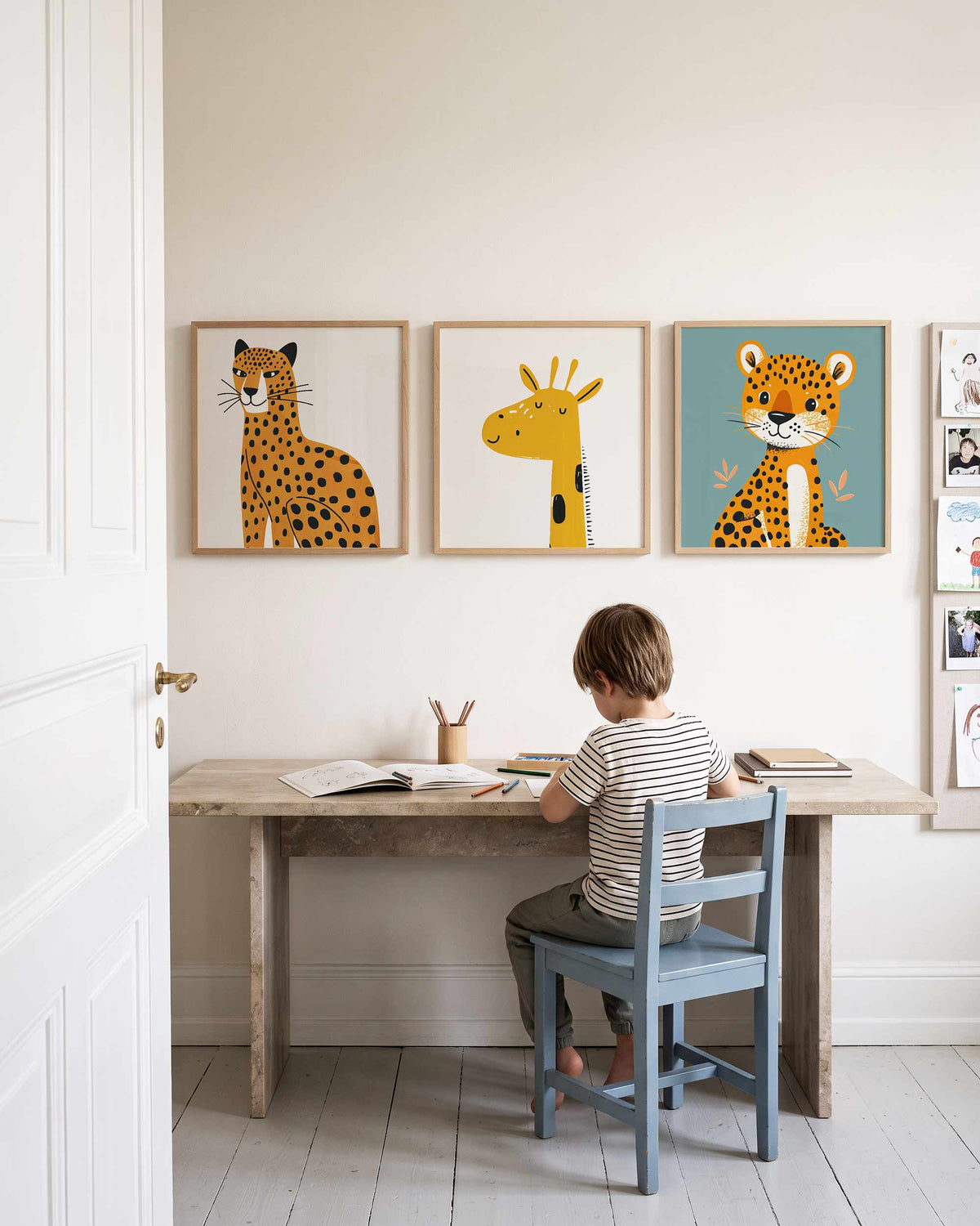 Interieurpresentatie van een driedelige vierkante posterset met gele dieren
