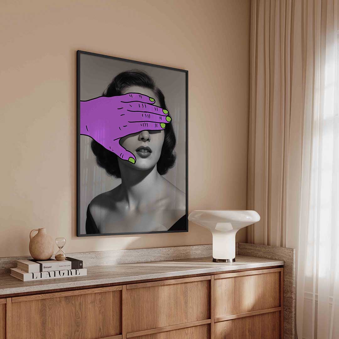 Paarse hand over gezicht – urban poster in staand formaat