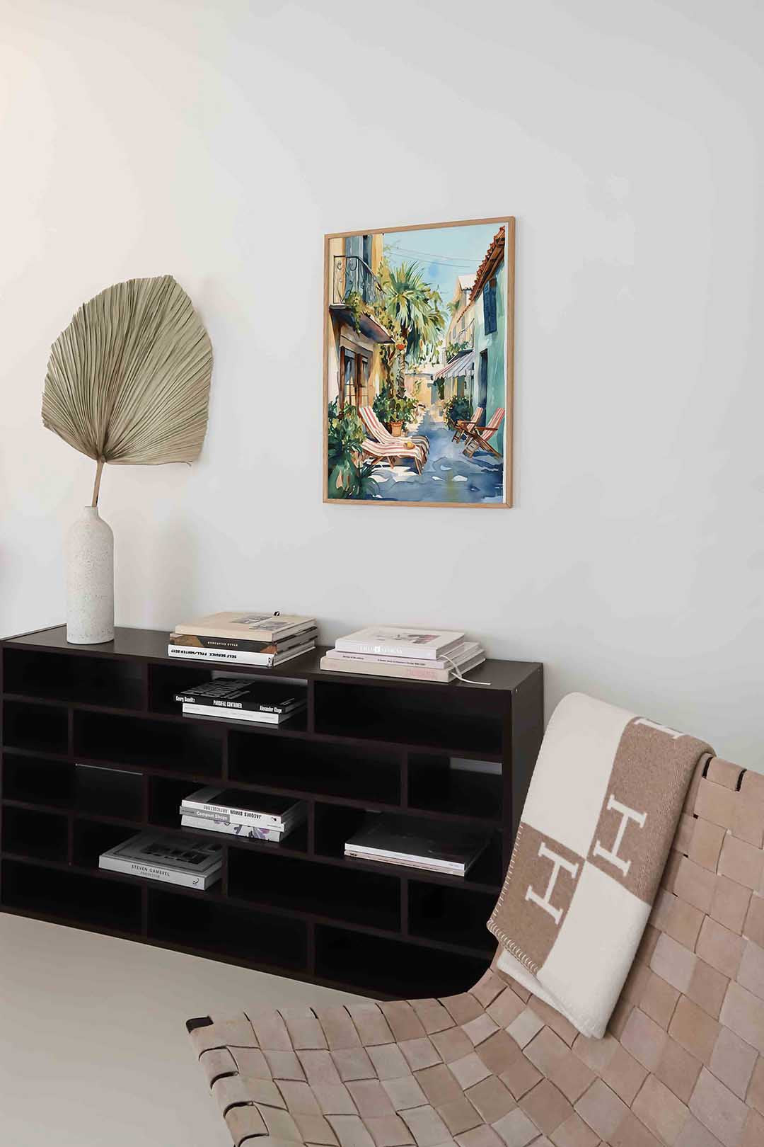 Zomerse straat met ligstoelen – staande kleurrijke abstracte wanddecoratie van WallArtistic