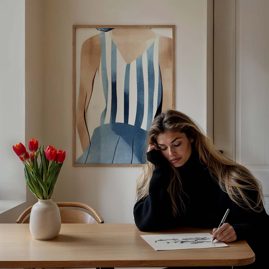 Moderne Kunstzinnige Modeposter – staande vrouwelijke wanddecoratie van WallArtistic