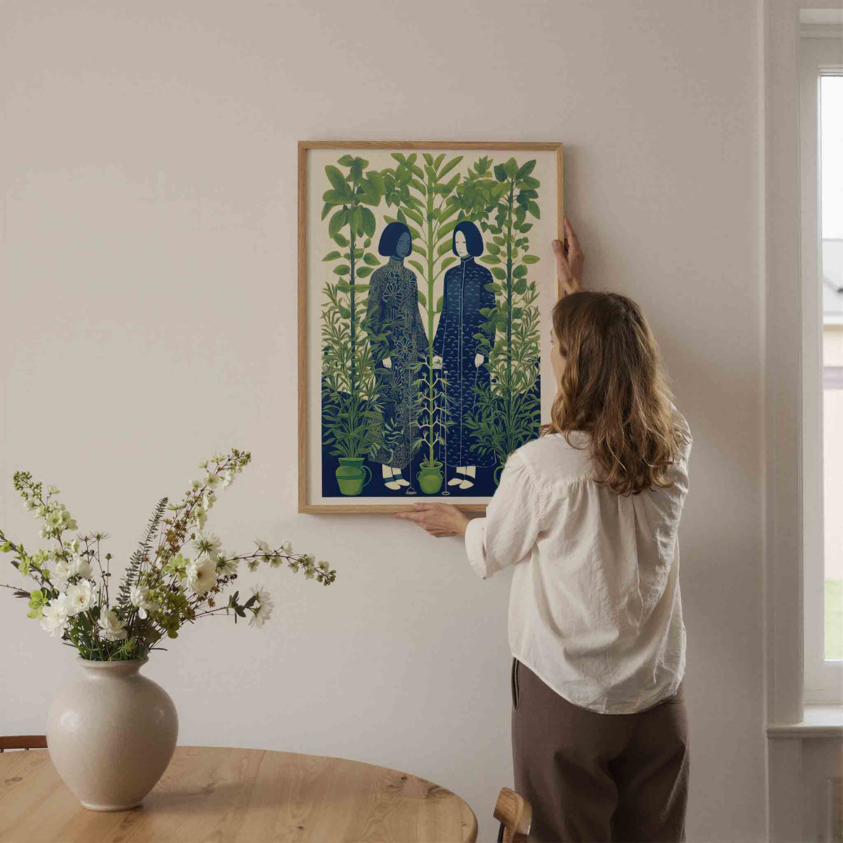 Twee figuren tussen planten – botanische wandkunst als portret poster