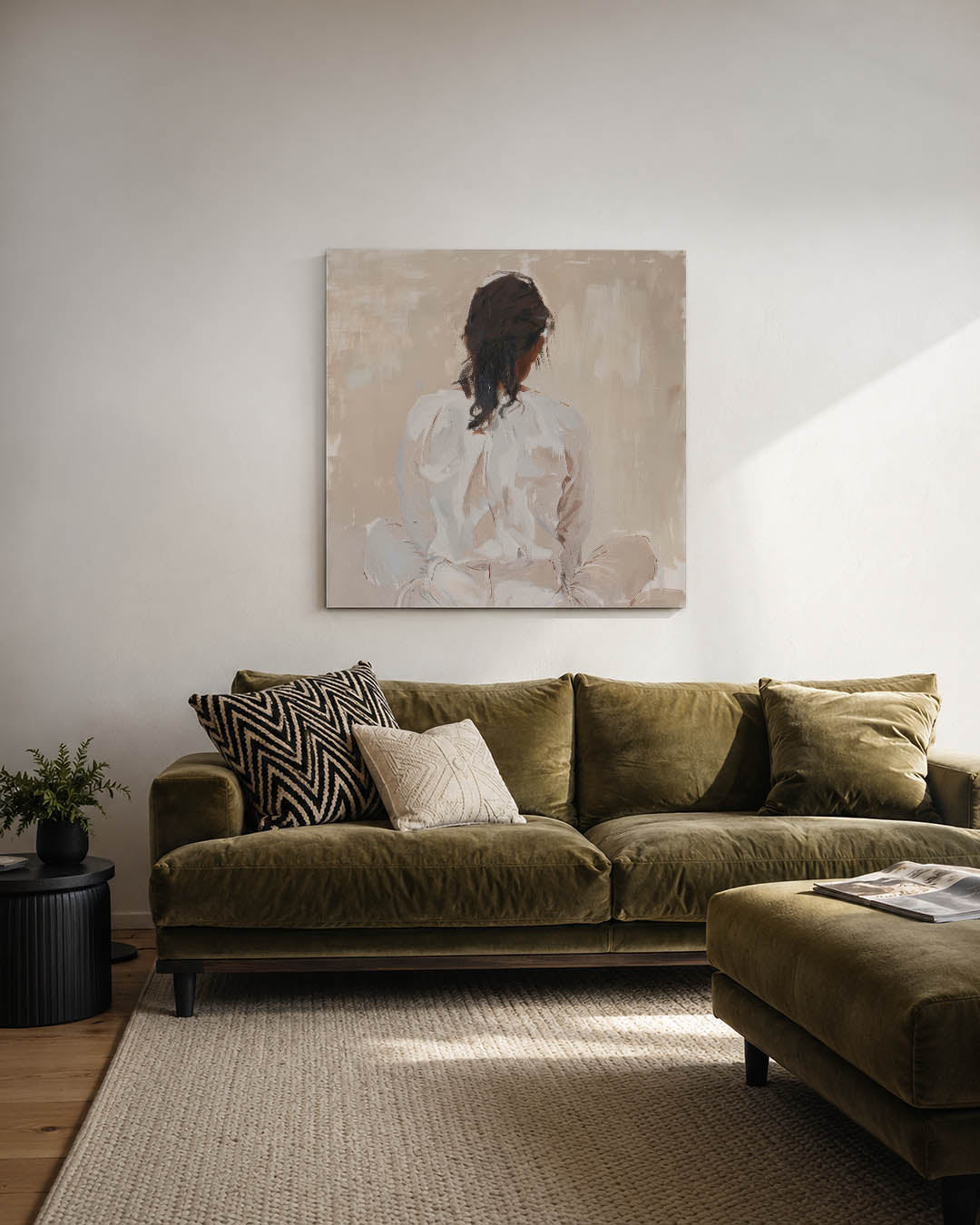Vrouw in reflectie kunstwerk – derde productweergave – dit werk toont een vrouw van achteren, zittend in een serene houding.