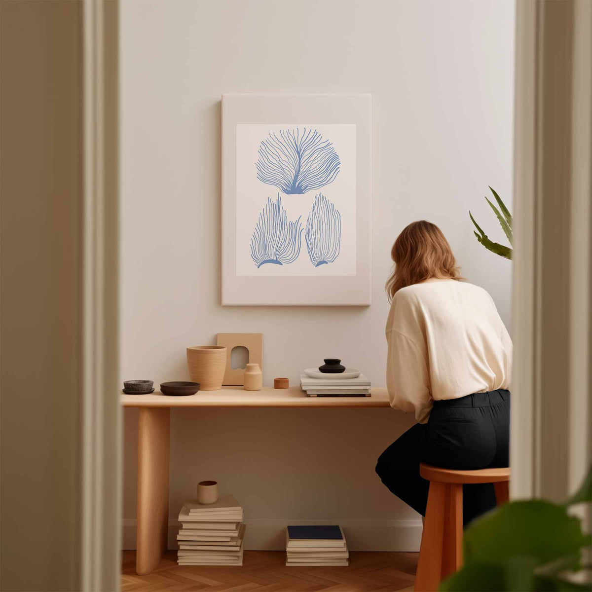 Abstracte Blauwe Kooraalprint – staand kunstwerk voor modern interieur