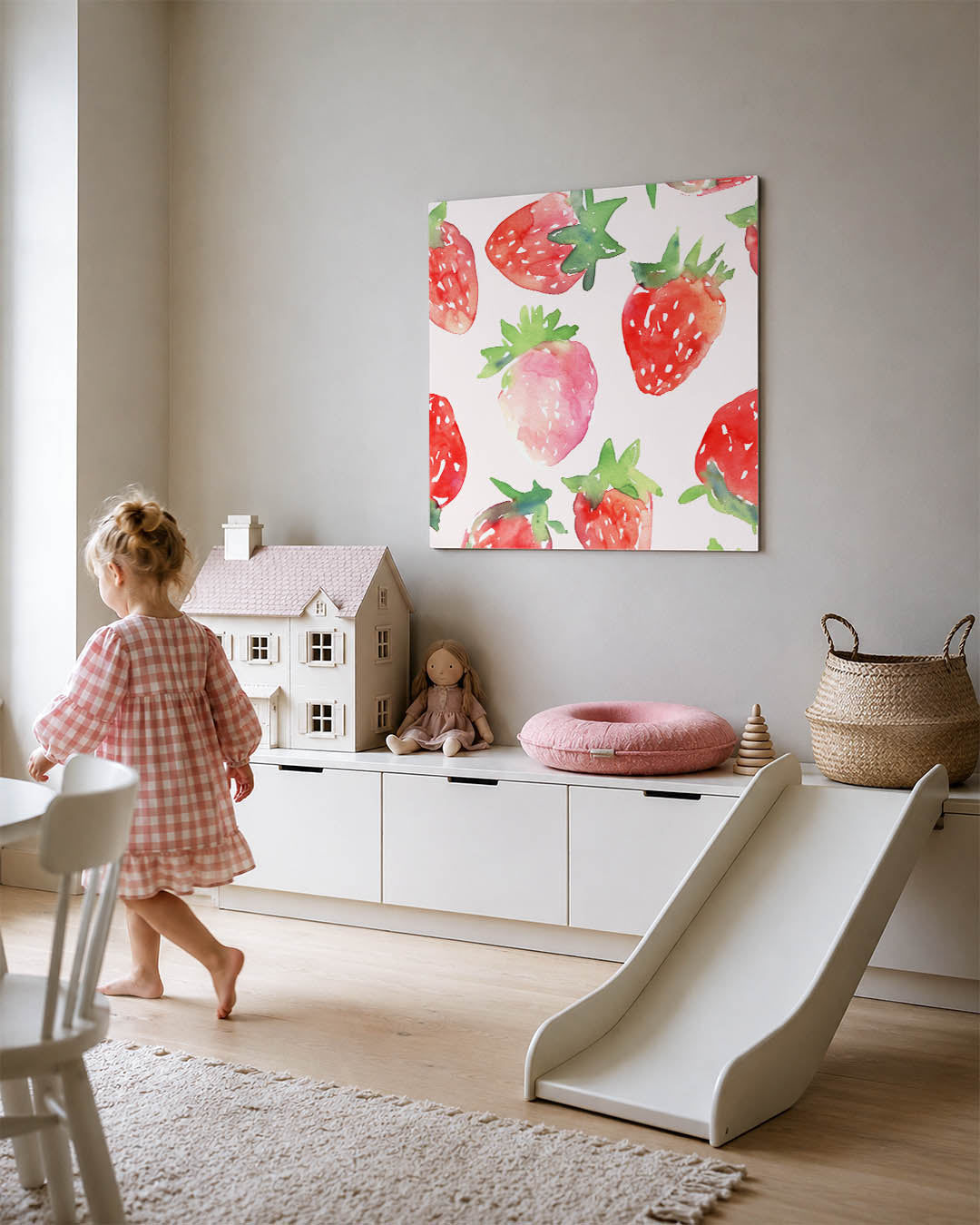 Aardbeienpatroon kunstwerk – tweede productweergave – dit werk toont een speels patroon van aardbeien in levendige kleuren.