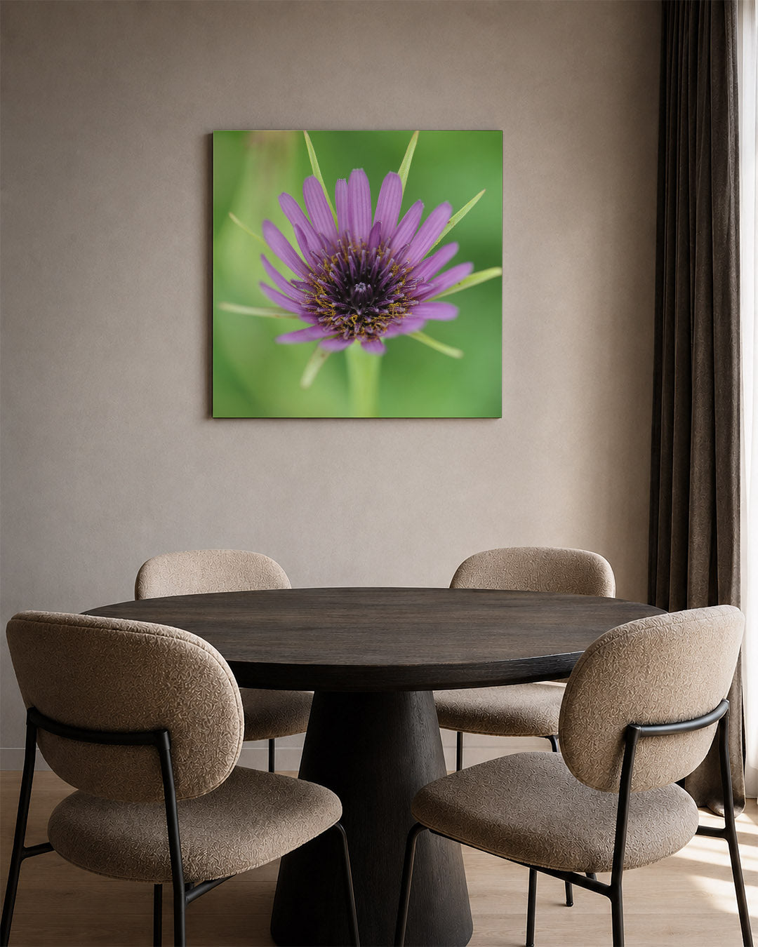 Paarse bloem close up kunstwerk – tweede productweergave – deze kunstwerk toont een close-up van een paarse bloem met