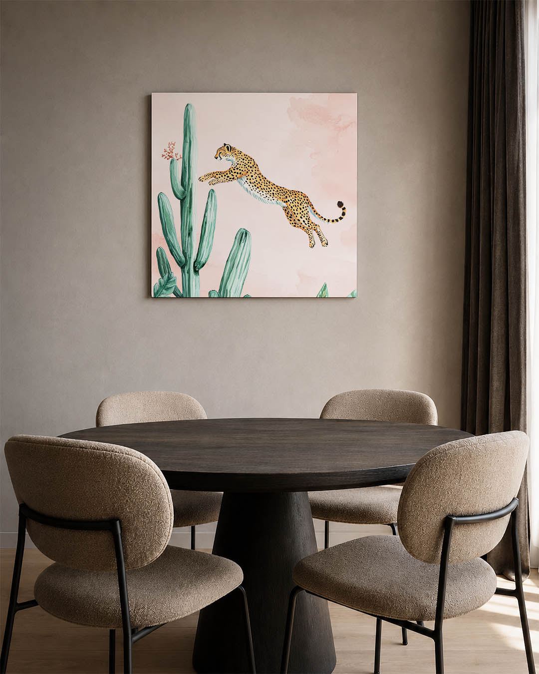 Springende luipaard kunstwerk – derde productweergave – dit werk toont een luipaard die sierlijk over een cactus springt