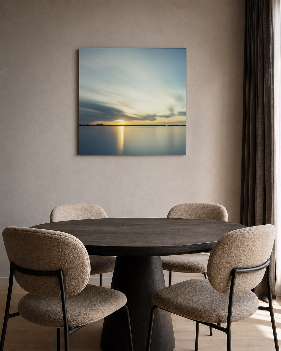 Rustige zonsondergang kunstwerk – tweede productweergave – deze kunstwerk toont een serene zonsondergang boven een kalm