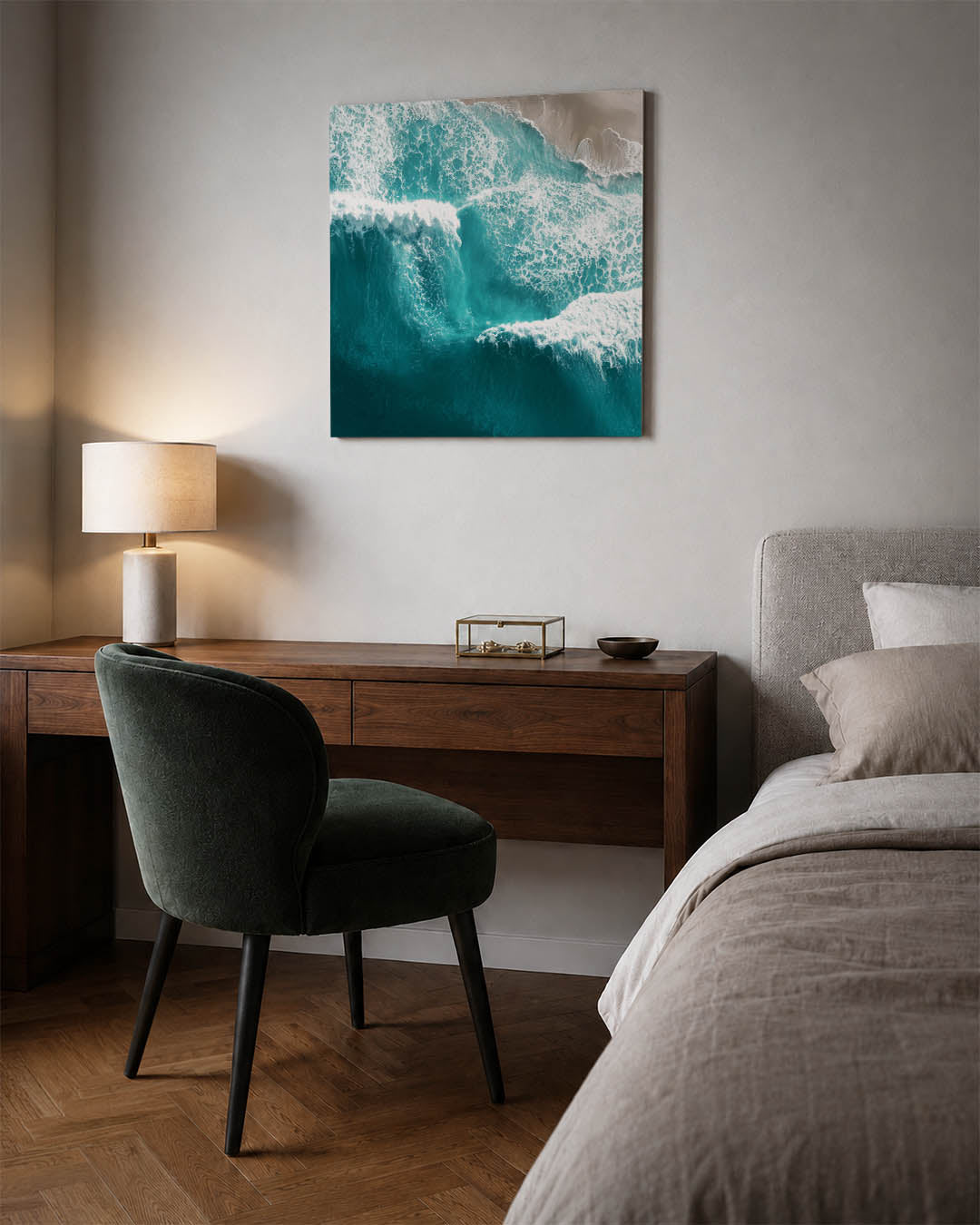 Dynamische zee kunstwerk – materiaalweergave – dit werk toont krachtige golven die breken op het strand, met schuimend water