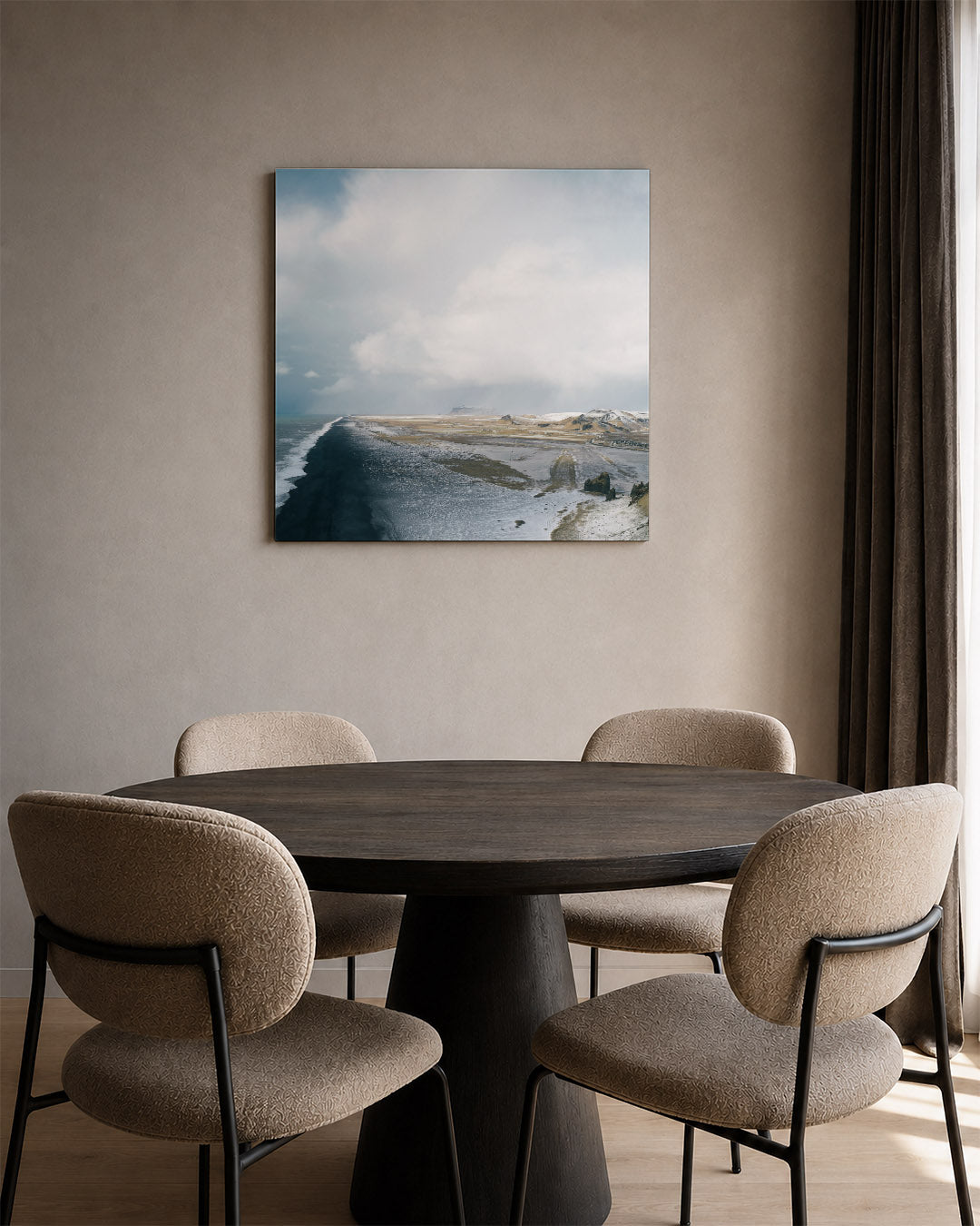 Kustlandschap met wolken kunstwerk – tweede productweergave – deze kunstwerk toont een uitgestrekt kustlandschap met een