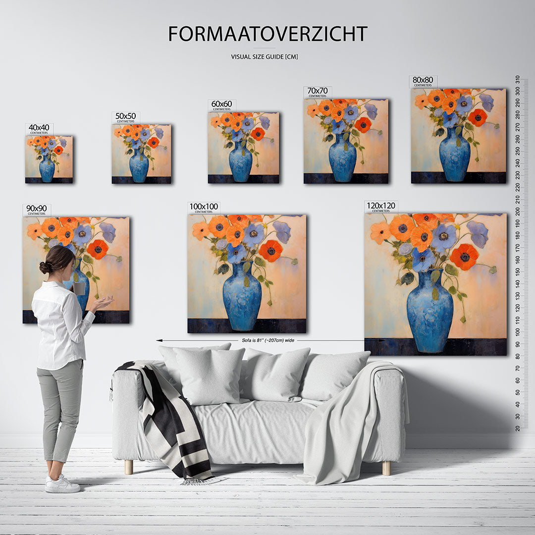 Bloemen in vaas kunstwerk – dit werk toont een blauwe vaas met oranje en blauwe bloemen tegen een zachte achtergrond. De
