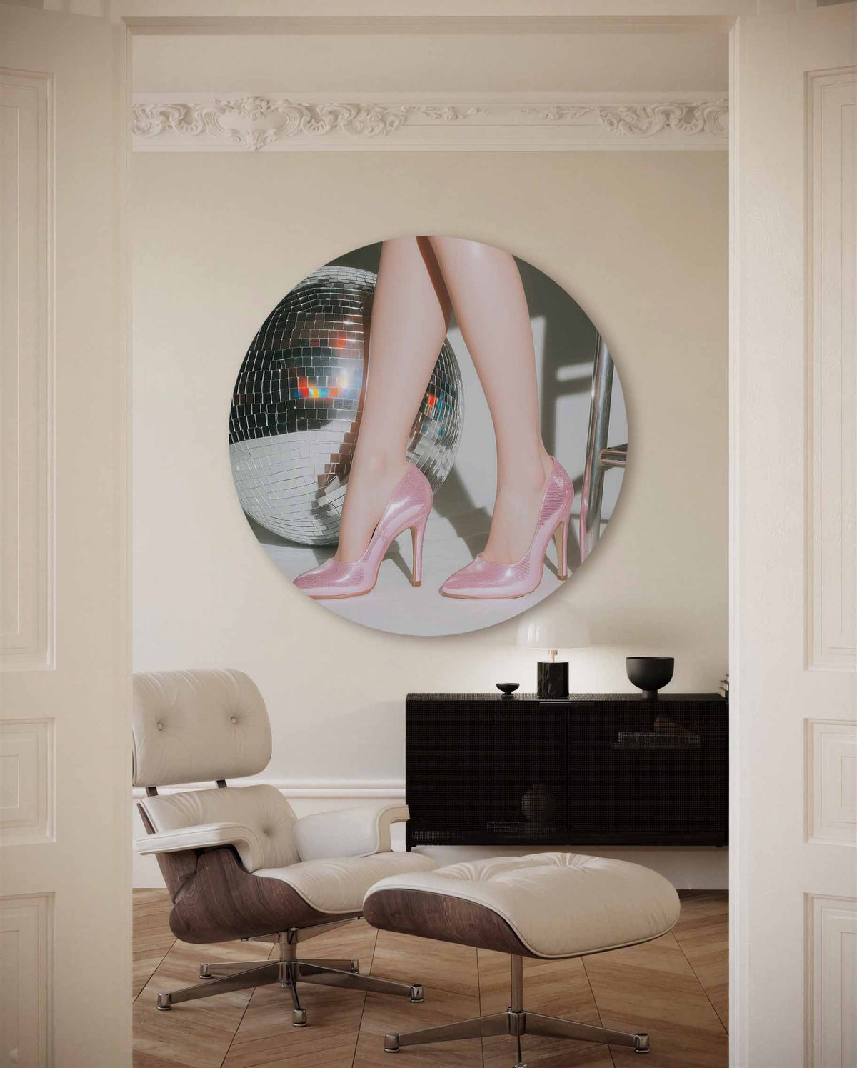 Roze schoenen en discobal – kleurrijke Pop Art muurcirkel voor aan de muur