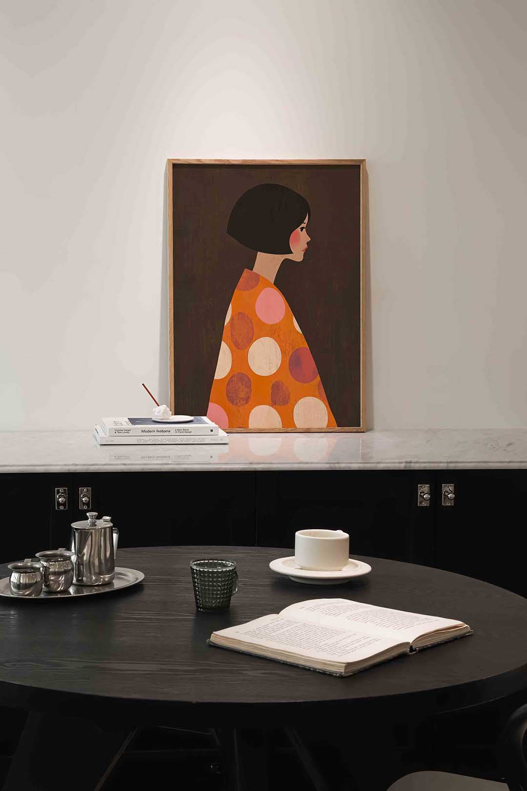 Vrouw met stippenjas – moderne poster in staand formaat