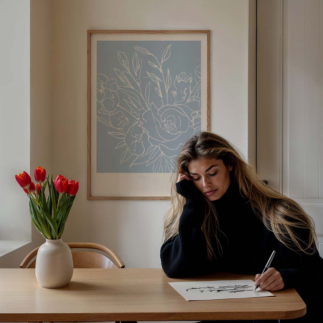 Elegante Bloemenposter in Subtiel Blauw – culinaire wandkunst als portret poster