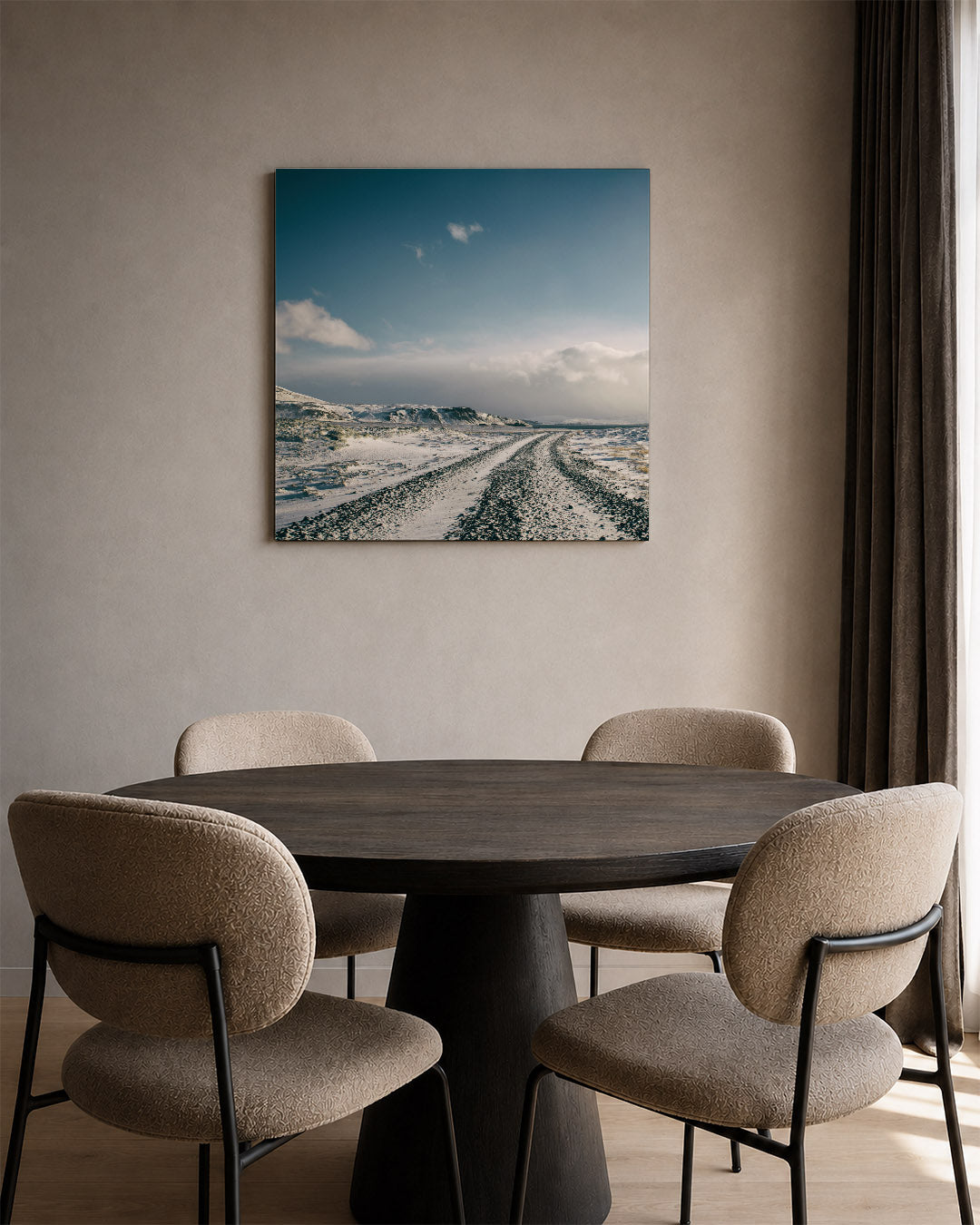 Winterse landschap kunstwerk – tweede productweergave – een besneeuwd landschap met een kronkelende weg die naar de horizon