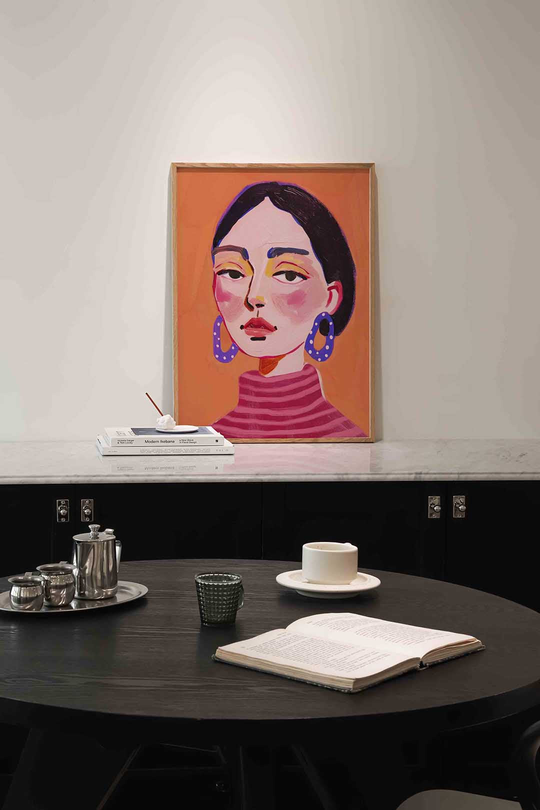 Vrouw met blauwe oorbellen – portret poster in staand formaat