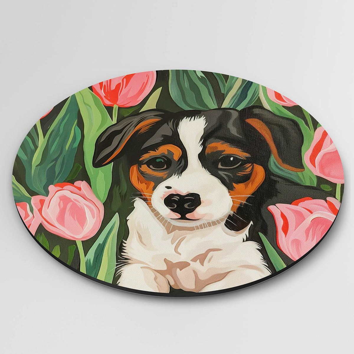 Hond tussen tulpen Muurcirkel – detailweergave – Een hond met een driekleurige vacht ligt tussen roze tulpen en groene