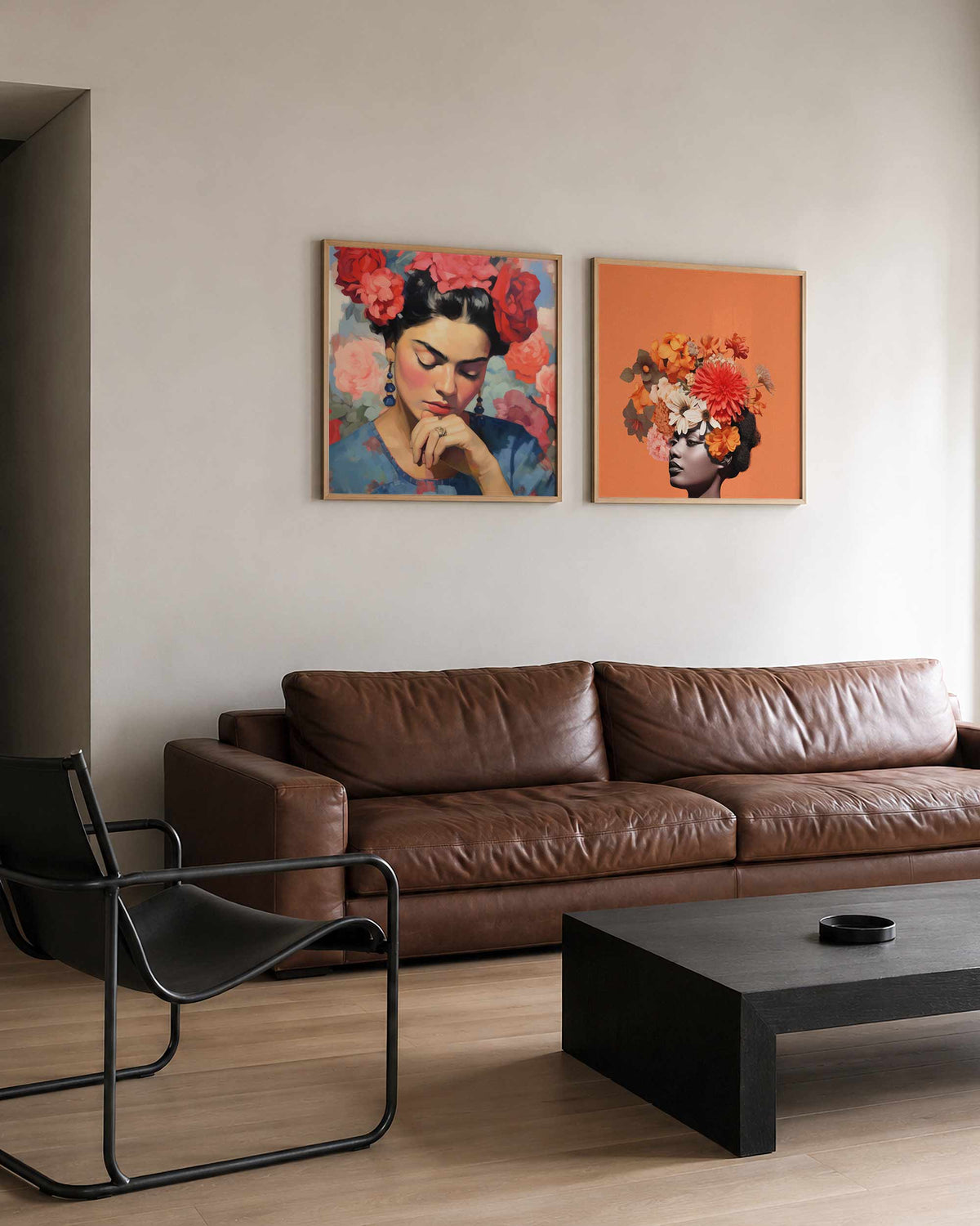 Interieurpresentatie van een tweedelige vierkante posterset met bloemenportretten