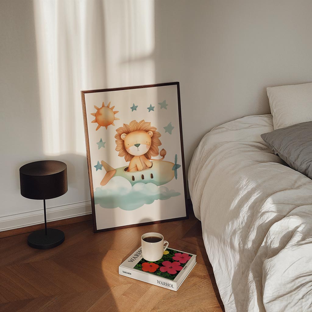 Dromerige Leeuw in het Vliegtuig – staande kinderkamer wanddecoratie van WallArtistic