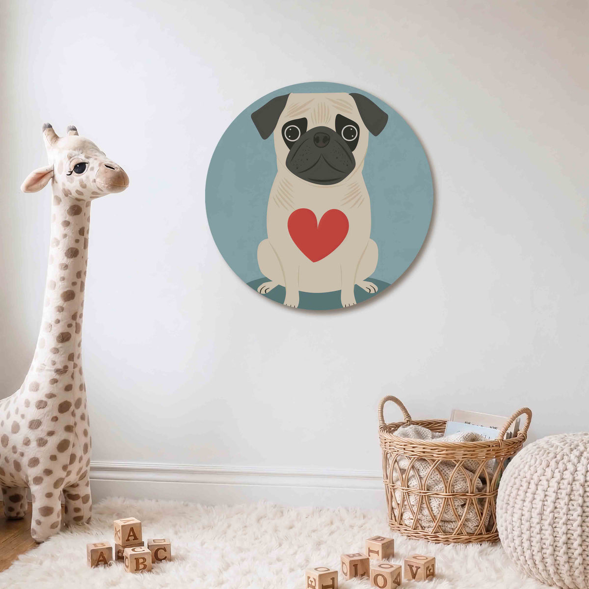 Mopshond met hart Muurcirkel – Een beige mopshond met een rood hart op zijn borst tegen een blauwe achtergrond.