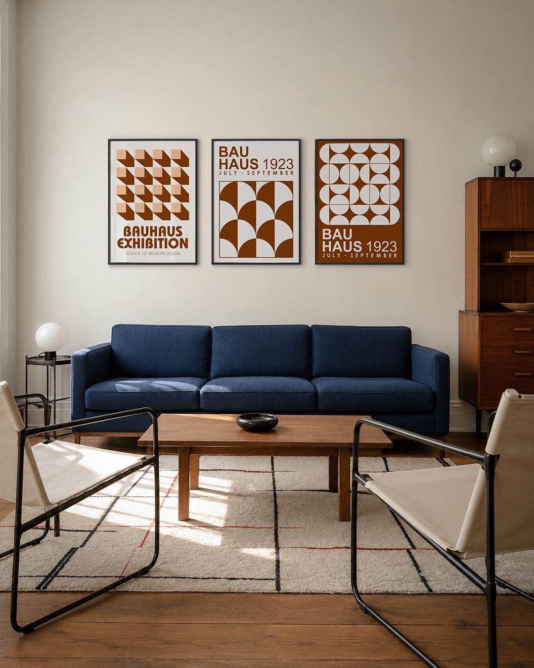 Vorm en schaduw driedelige posterset – deze posterset in drie delen toont een ritmisch patroon van kubussen in warme tinten.