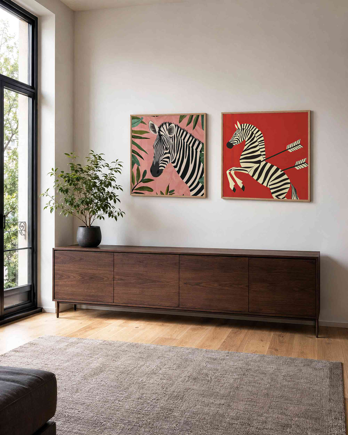Interieurpresentatie van een tweedelige vierkante posterset met zebra’s in blad en rood