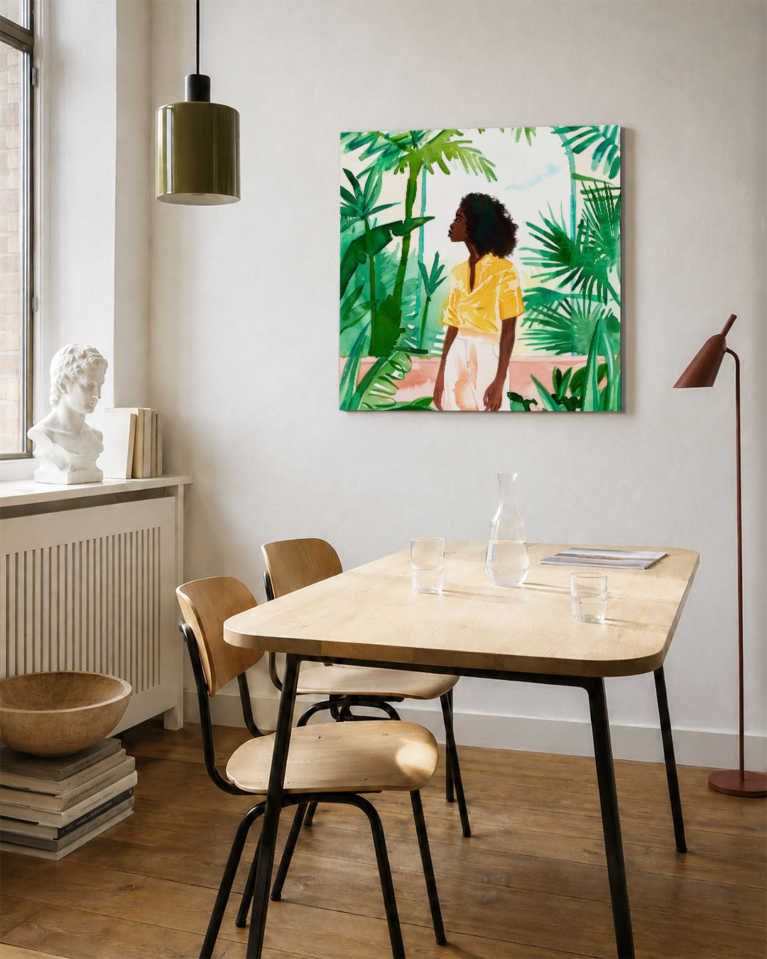 Vrouw in tropisch groen kunstwerk – vierkante wanddecoratie – dit kunstwerk toont een vrouw omringd door weelderige groene