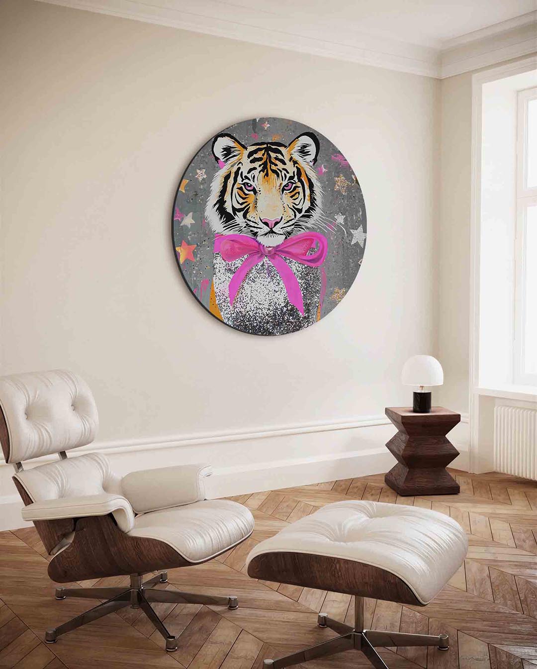 Tijger met roze strik – kleurrijke ronde wanddecoratie van WallArtistic
