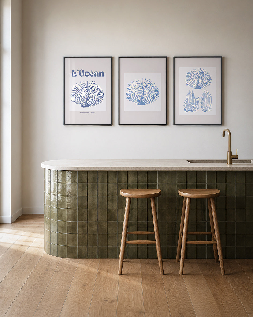 Zeevormen en lijnen – deze posterset in drie delen toont een delicate zeevorm in zachte blauwtinten – weergave 2