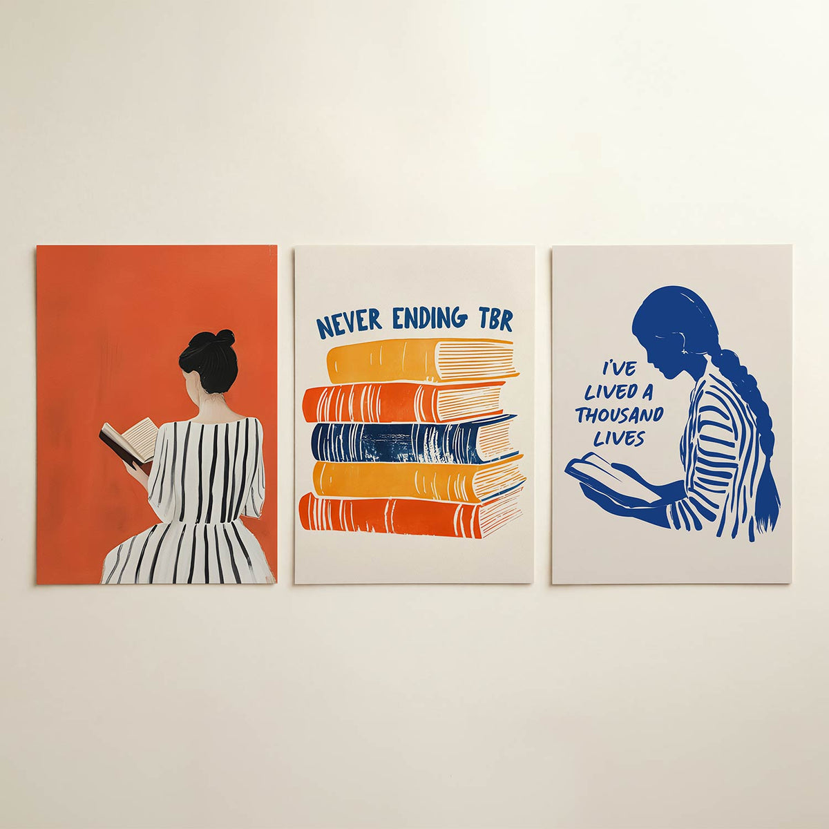 Lezende vrouw posterset – detailweergave – een vrouw in een gestreepte jurk leest een boek tegen een