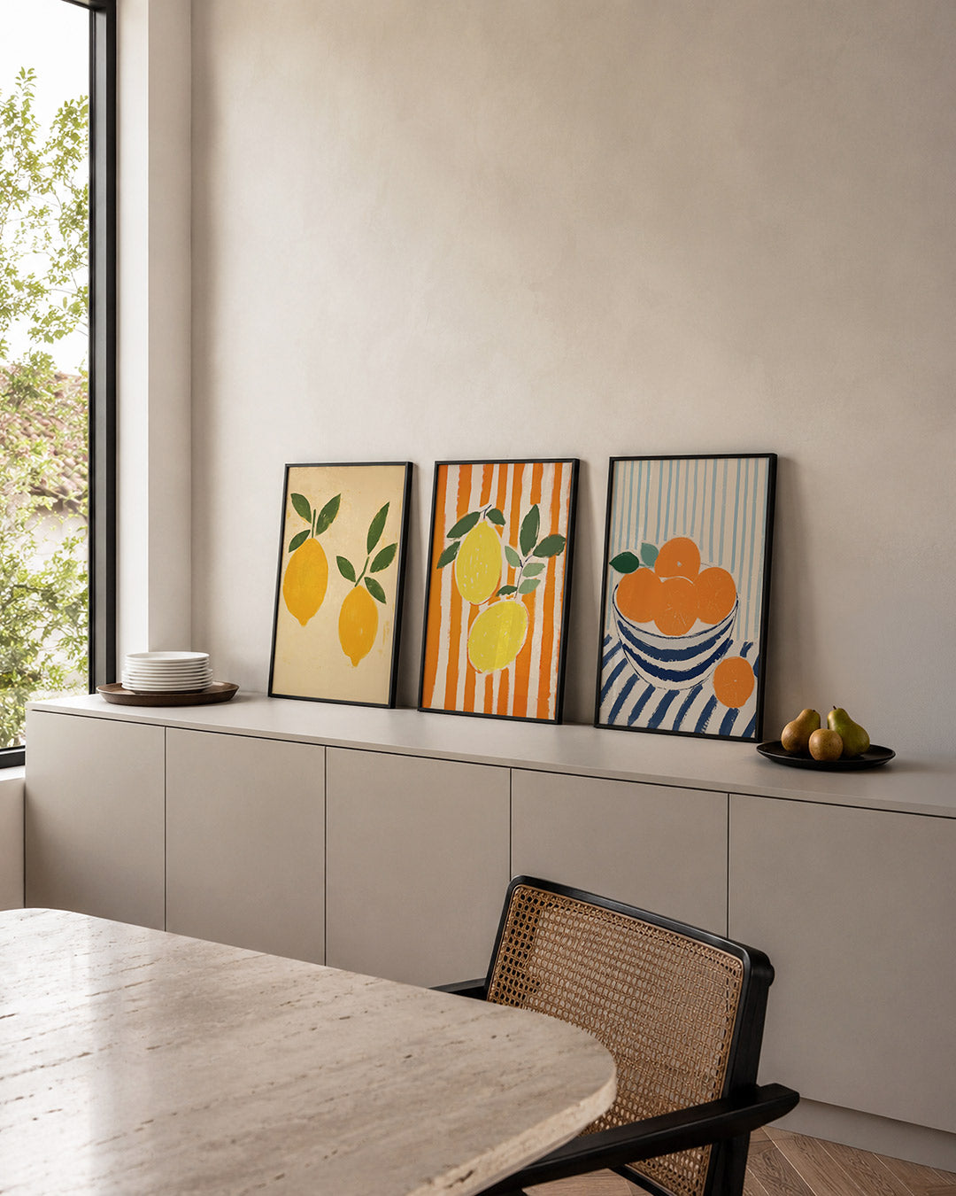 Citroenenspel posterset – detailweergave – twee grote gele citroenen met groene bladeren op een zachte