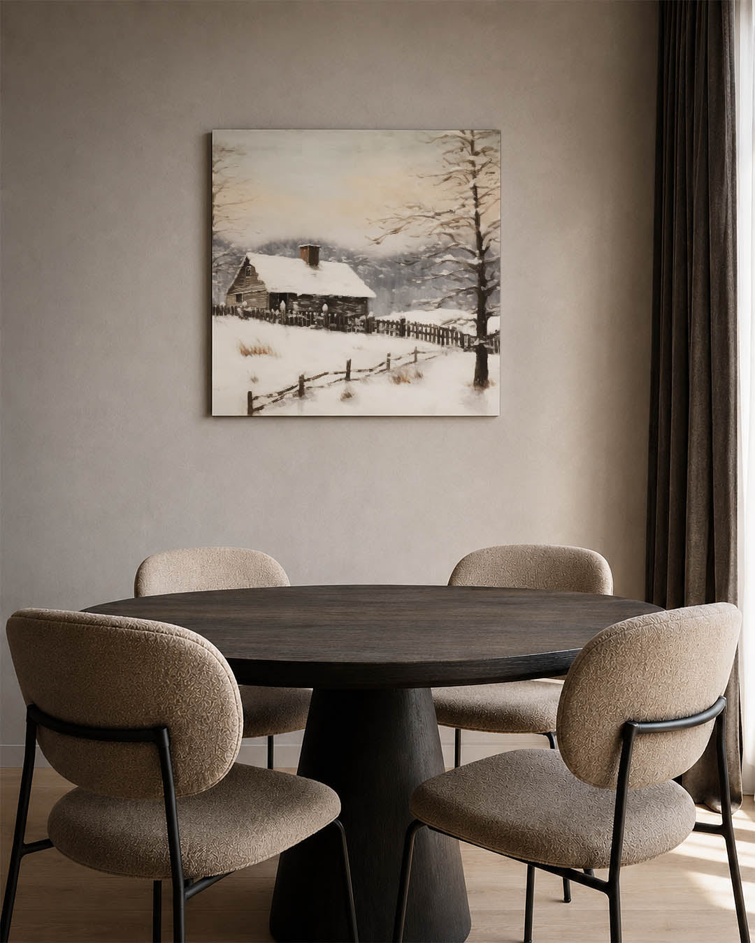 Winterlandschap met huis kunstwerk – vierkante wanddecoratie – dit werk toont een huis in een besneeuwd landschap, omgeven