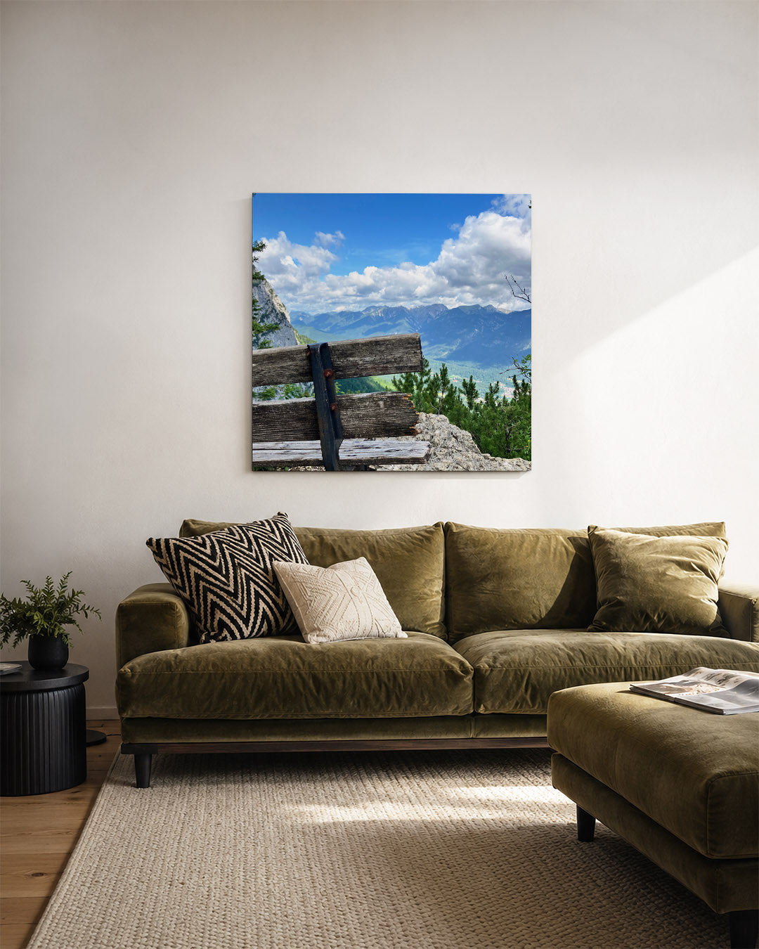 Berglandschap met bank kunstwerk – derde productweergave – een verweerde houten bank staat op de voorgrond met een