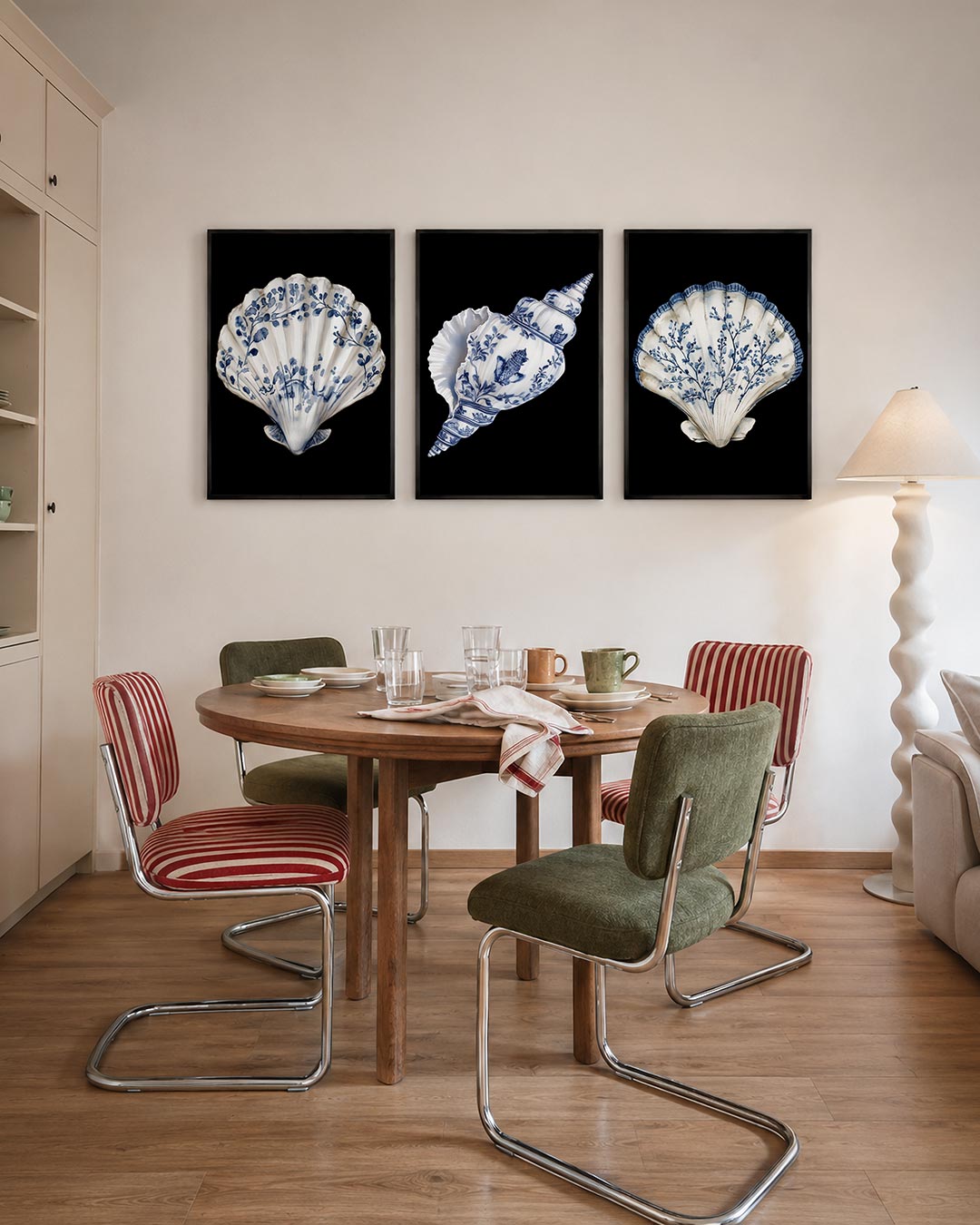 Blauwe schelpdetails driedelige posterset – een delicate schelp met blauwe florale patronen op een