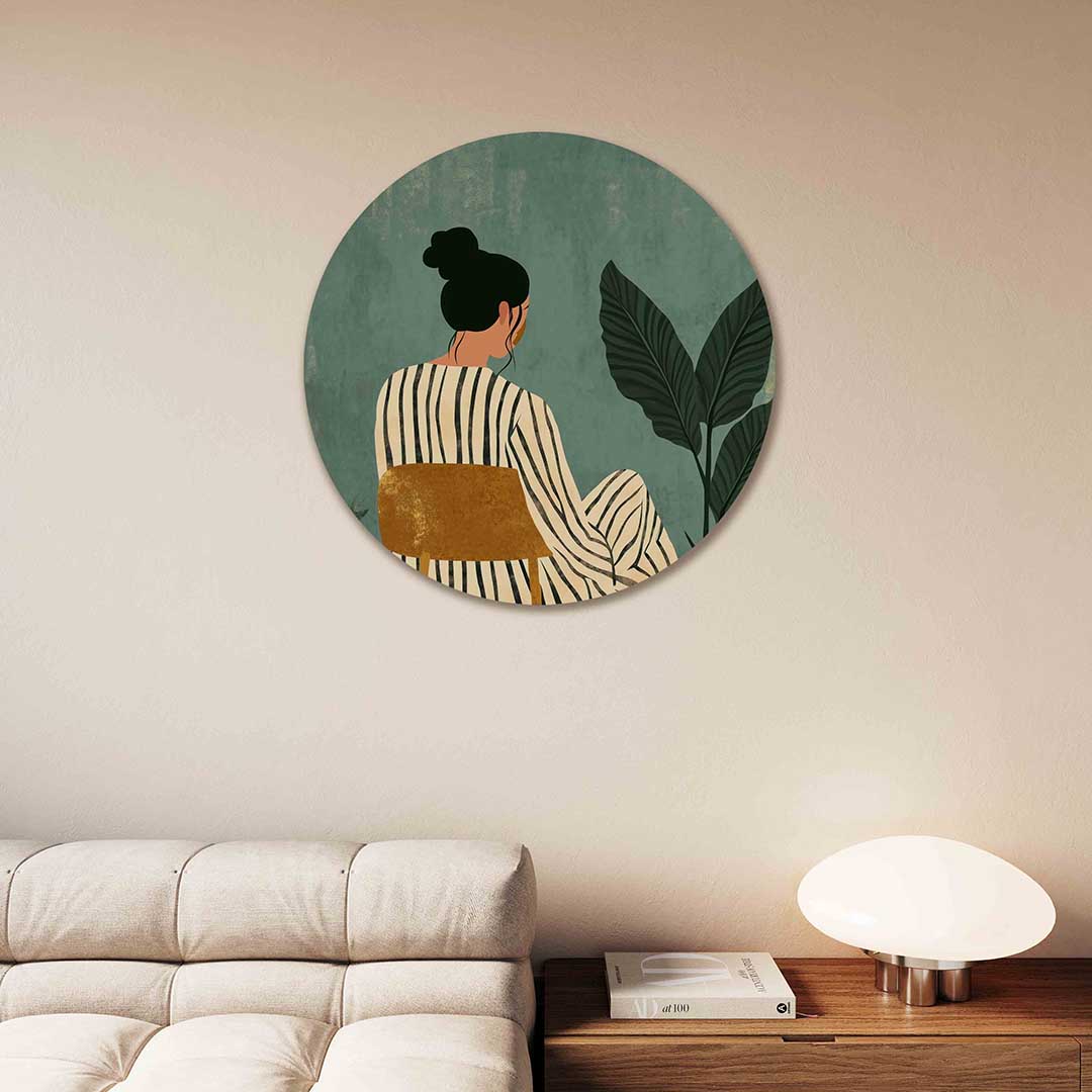 Vrouw op stoel met planten – moderne abstracte muurcirkel voor aan de muur
