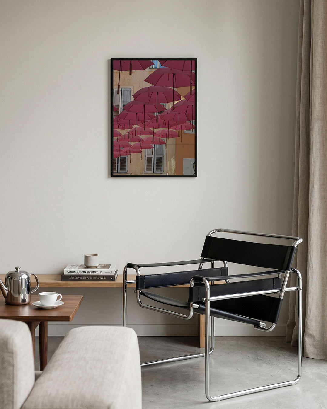 Vliegende paraplu's poster – tweede productweergave – deze poster toont een lucht vol roze paraplu's tegen een achtergrond