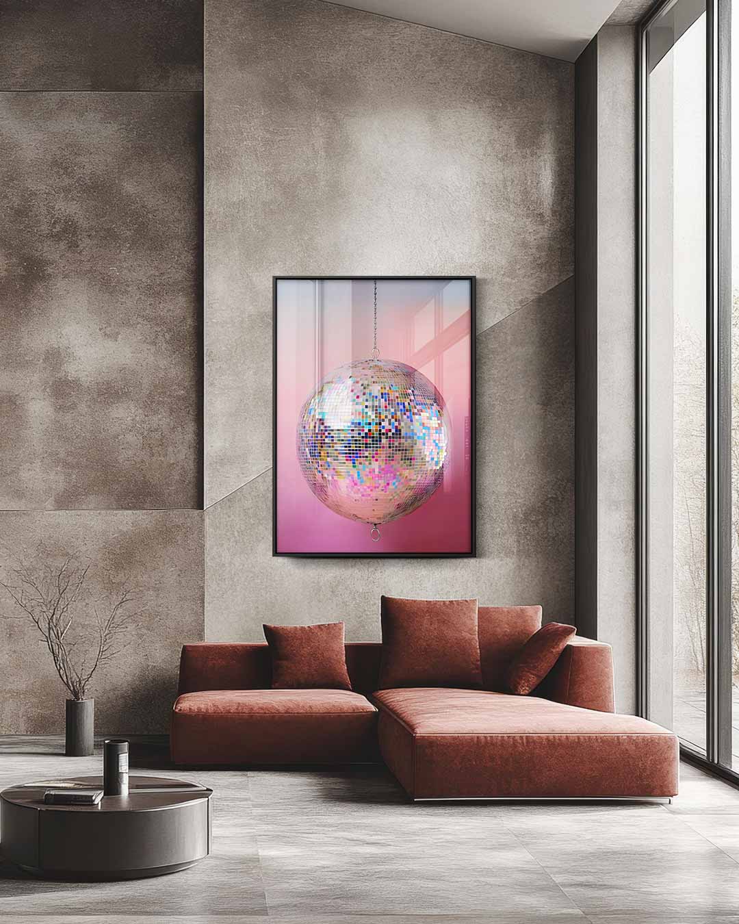 Kleurrijke Discobal op Roze Achtergrond – staande wandkunst voor woonkamer of interieur