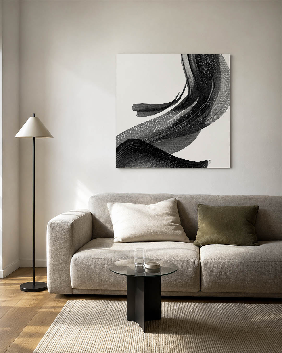 Dynamische borstelvegen kunstwerk – vierkante wanddecoratie – dit kunstwerk toont vloeiende zwarte en grijze borstelvegen op