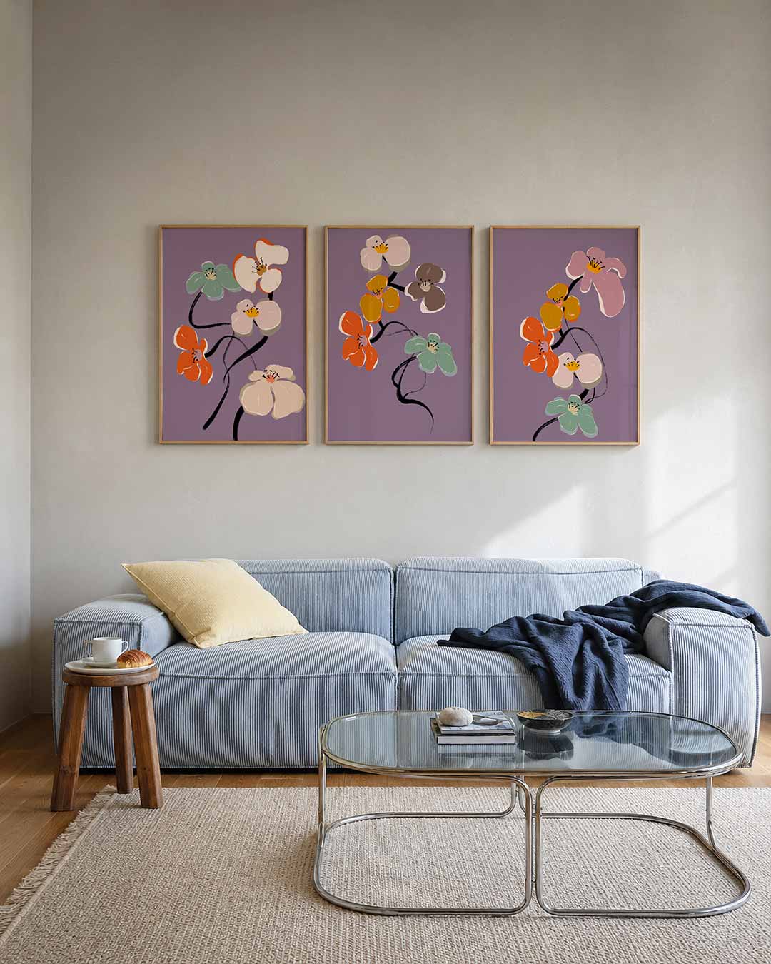 Bloemrijke lijnen posterset – tweede productweergave – vijf bloemen in zachte tinten zweven op een paarse