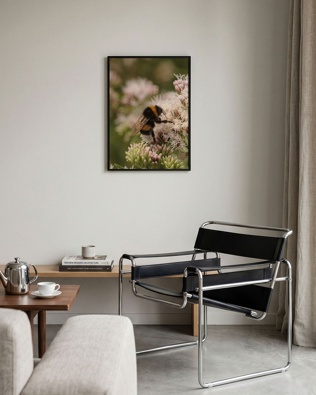 Bij op bloem poster – tweede productweergave – een bij zit op een bloem, omringd door delicate bloemblaadjes en groene