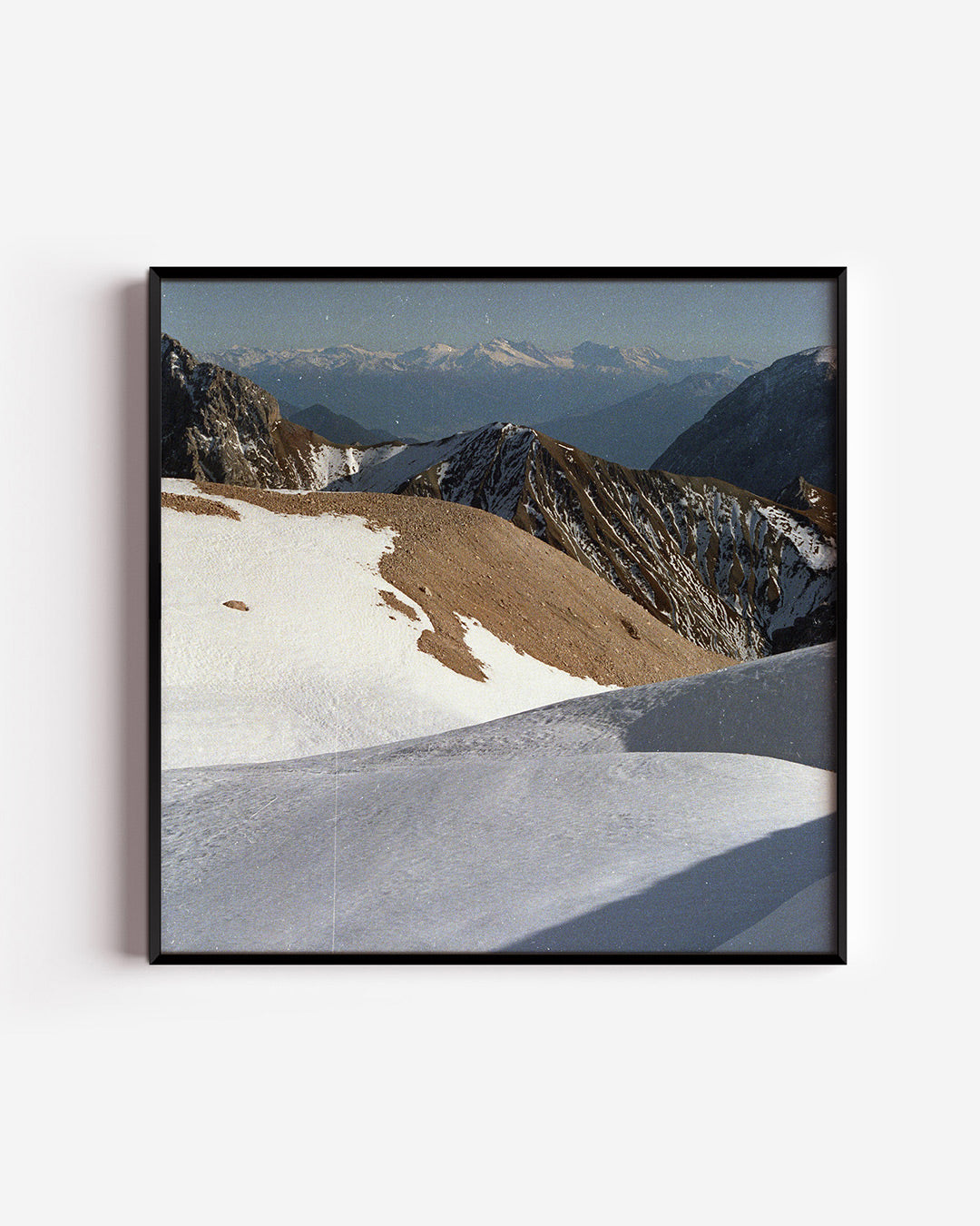 Berglandschap met sneeuw poster – vierkante wanddecoratie – deze poster toont een berglandschap met besneeuwde toppen en