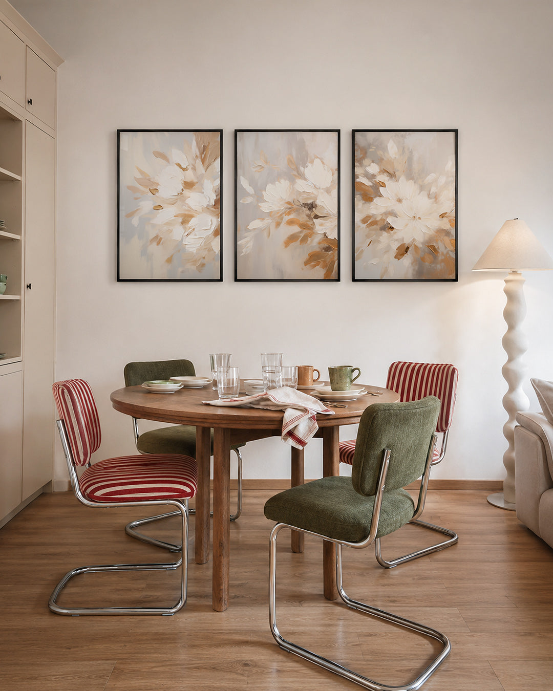 Zachte kleurvlakken – deze posterset in drie delen toont vloeiende penseelstreken in warme beige en