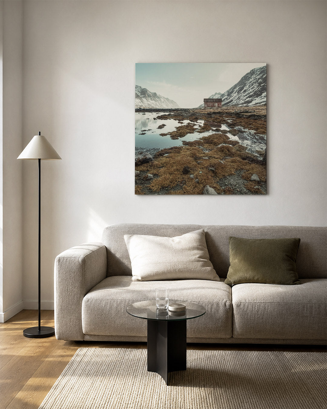 Berglandschap kunstwerk – vierkante wanddecoratie – een scène met een hut omringd door bergen en water. De reflecties en