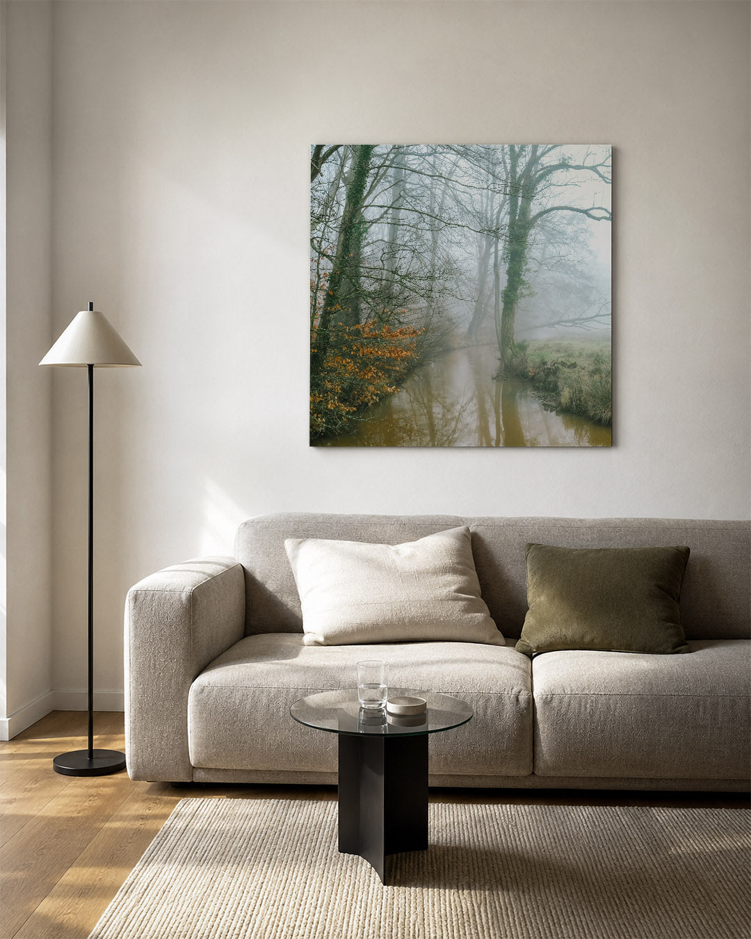 Mistig boslandschap kunstwerk – vierkante wanddecoratie – een serene scène van een mistig bos met kale bomen langs een