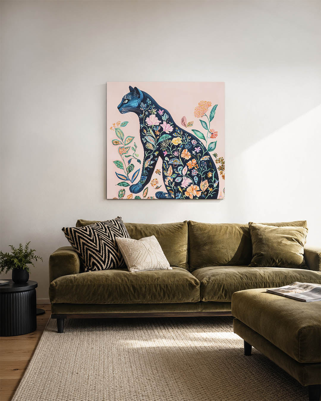 Bloemenkat kunstwerk – sfeerbeeld – dit werk toont een silhouet van een kat gevuld met kleurrijke bloemen en bladeren, tegen