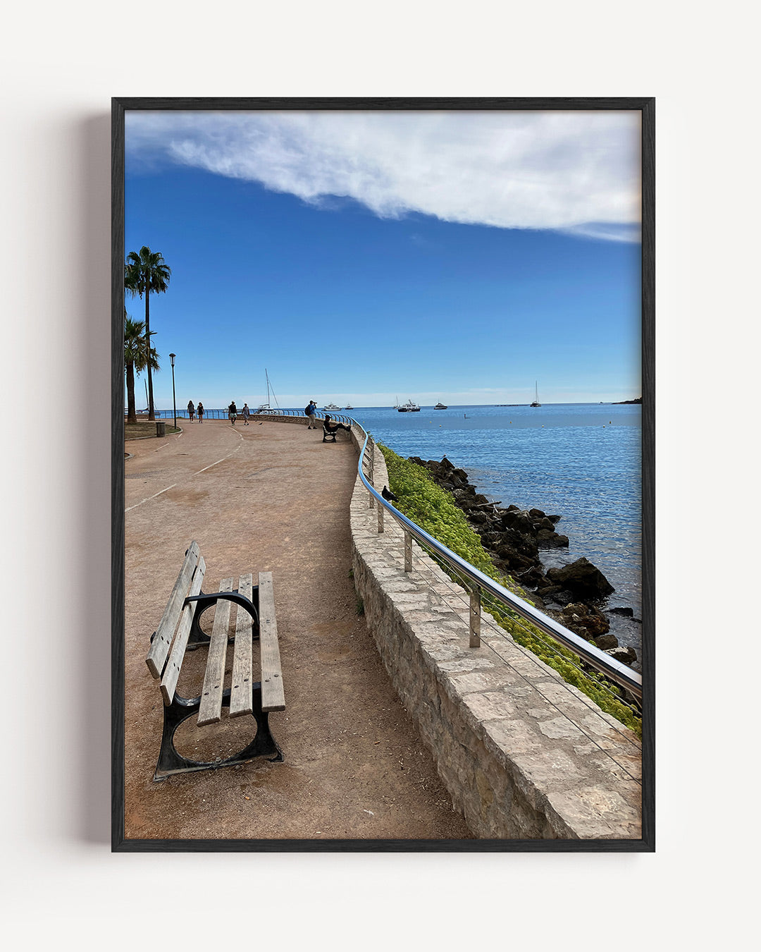 Zeezicht promenade poster – portret wanddecoratie – een kronkelend pad langs de kust met bankjes, omgeven door blauwe lucht