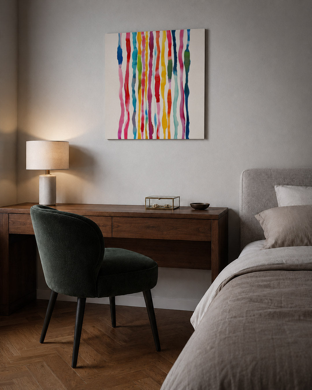 Kleurrijke lijnen kunstwerk – sfeerbeeld – dit werk toont golvende verticale lijnen in diverse kleuren, die een levendige en
