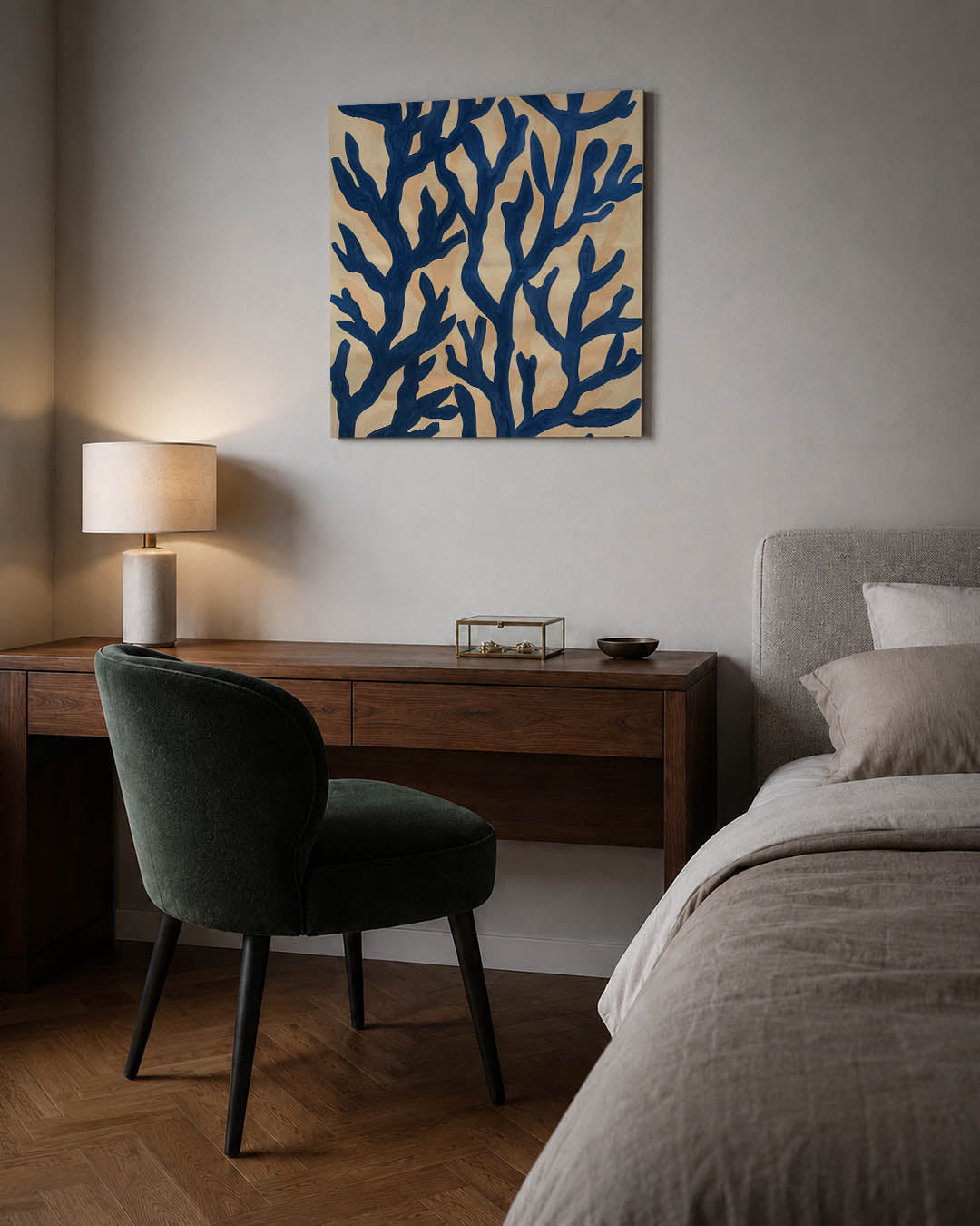 Organische blauwe vormen kunstwerk – sfeerbeeld – dit werk toont een patroon van blauwe, organische vormen tegen een beige
